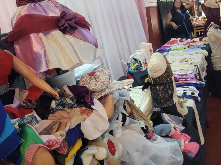 La Escuela N°29 de Candelaria cierra el año con talento y creatividad: las alumnas del taller de Corte y Confección presentaron sus trabajos