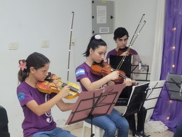 El CEMU cerró un año de crecimiento musical: 20 estudiantes mostraron sus avances en orquesta y guitarra
