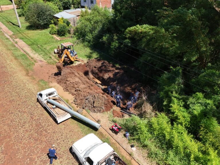 COSCAL trabaja en la reparación de un caño de agua y solicita uso responsable del servicio