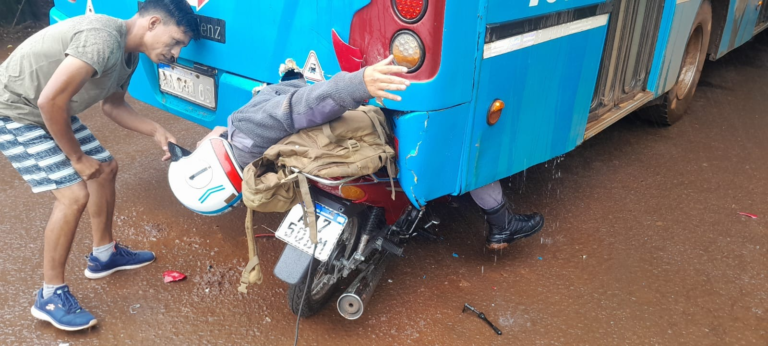 Un motociclista resultó herido tras colisionar con un colectivo urbano en Candelaria